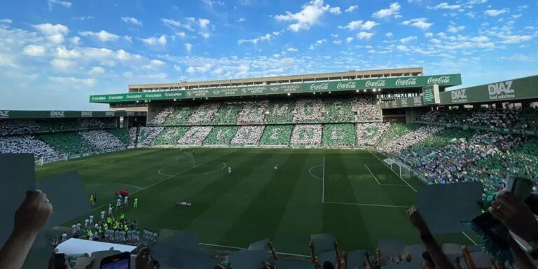 Emoción a raudales en el Arcángel con el mosaico y el himno del Córdoba en la grada