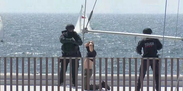 Simulacro antiterrorista de los Mossos en el Puerto Olímpico para entrenar la seguridad durante la Copa América