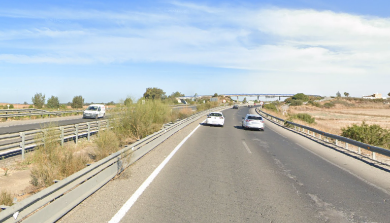 Muere un ciclista al ser golpeado por un camión cuando circulaba por una carretera de Cádiz