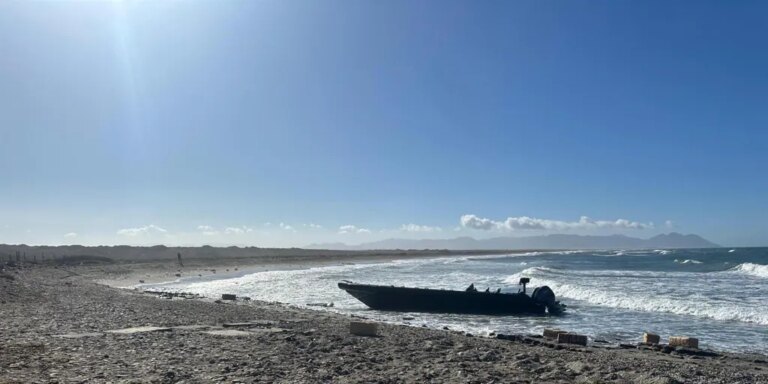 Cinco detenidos y una narcolancha intervenida tras el alijo de 1,5 toneladas de hachís en una playa de Almería