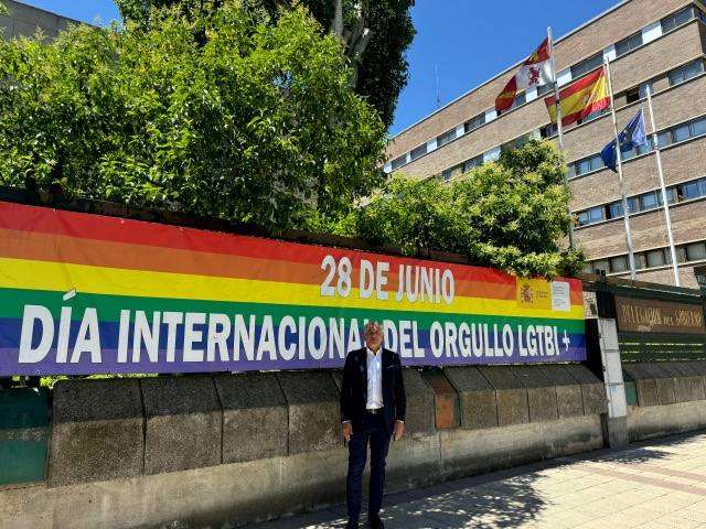 La Delegación del Gobierno despliega un gran bandera arcoíris en el exterior de su sede de Valladolid