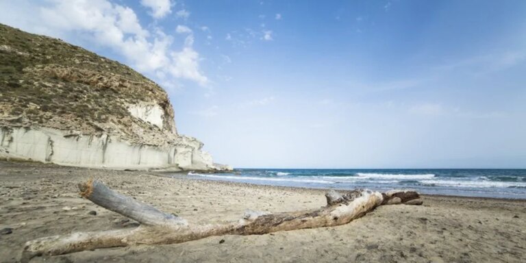 La playa de Almería que The New York Times reconoce como «un paraíso en la costa mediterránea»