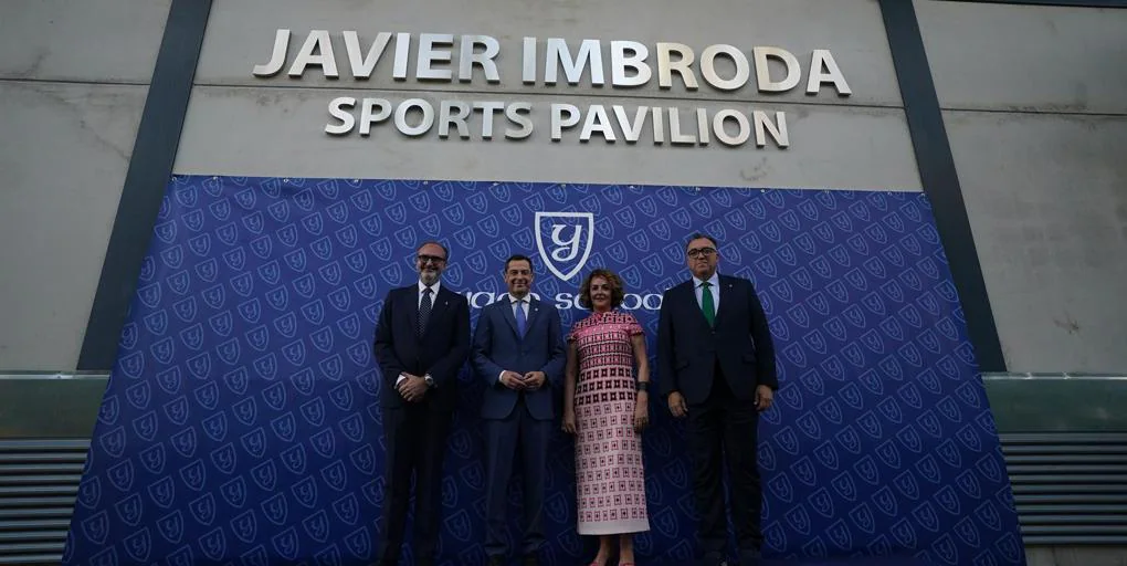 Juanma Moreno inaugura el Pabellón 'Javier Imbroda', una institución en honor a «un gigante del deporte» de Andalucía