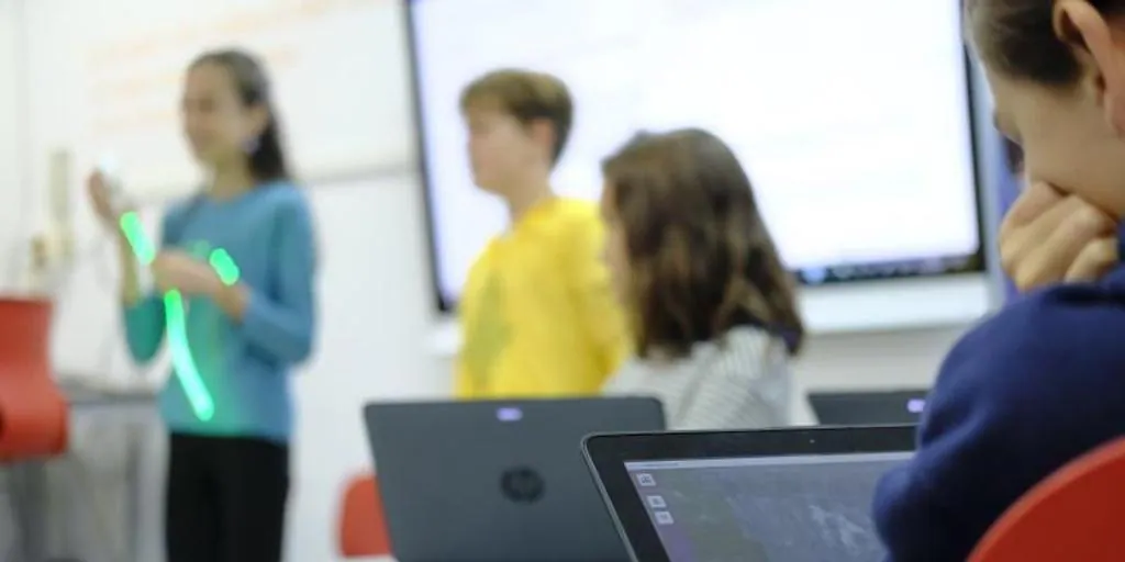 Murcia eliminará los medios digitales en las aulas hasta 5º de Primaria en lectura, escritura y matemáticas