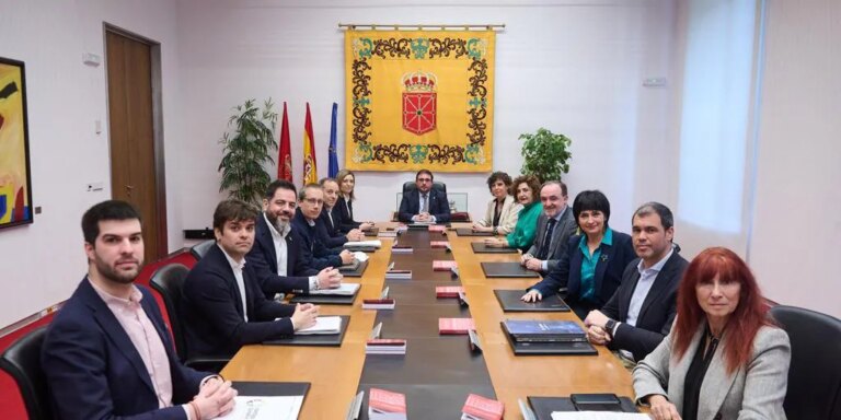 El Parlamento de Navarra, con la abstención del PSOE, rechaza una declaración de respaldo a la monarquía