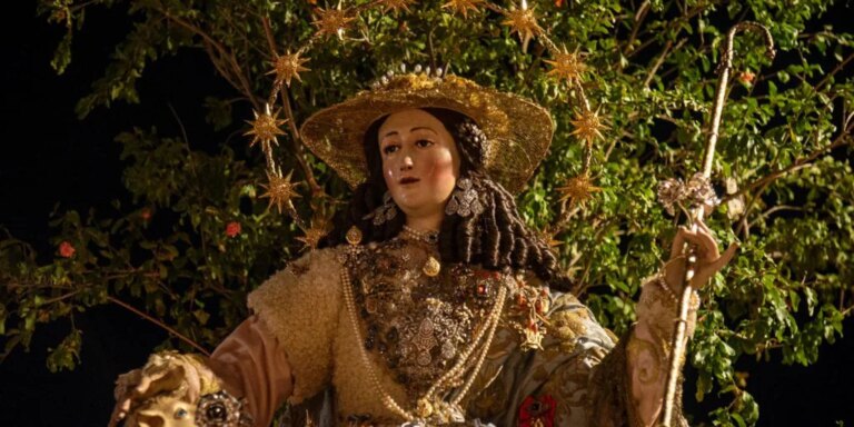 los detalles de la coronación de la Pastora de Santa Marina