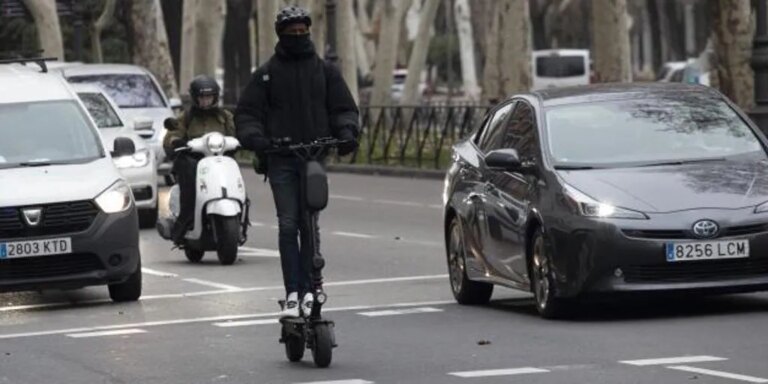 Un policía fuera de servicio detiene a un joven por atropellar a una menor con un patinete para robarle el móvil