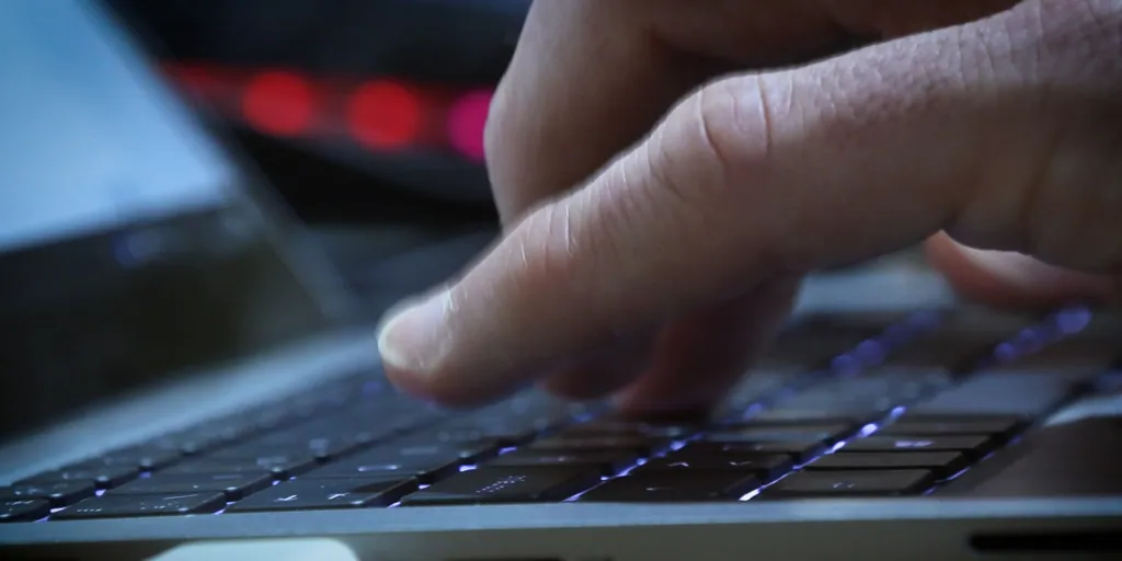 La denuncia de una niña de 12 años lleva a los Mossos hasta una red de pederastia que ofrecía a menores en 'apps' de citas para adultos