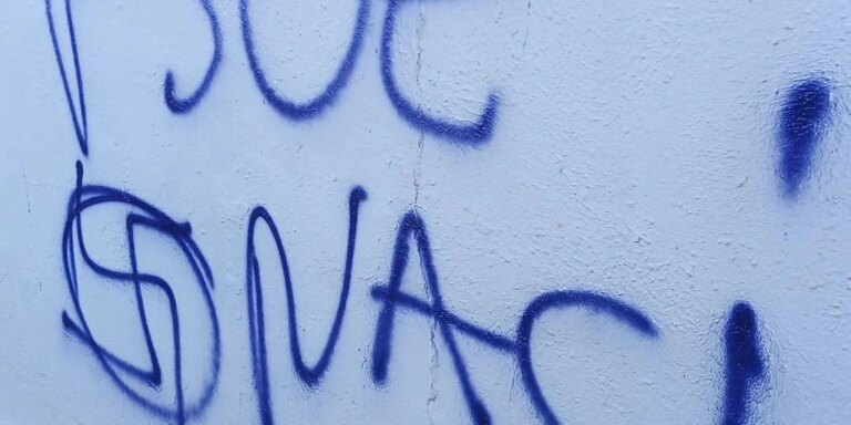 Aparecen pintadas de 'PSOE nazi' en un colegio electoral de Mijas