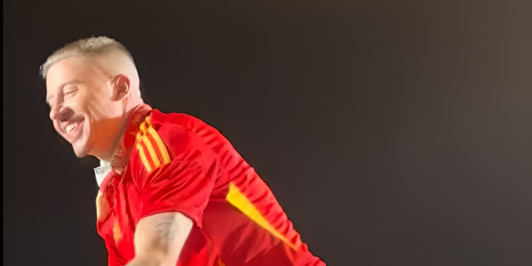 Macklemore sorpende en el Marenostrum Fuengirola con una camiseta de España