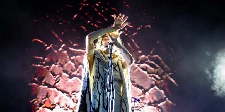 La exuberancia de PJ Harvey llena de delicadeza las Noches del Botánico