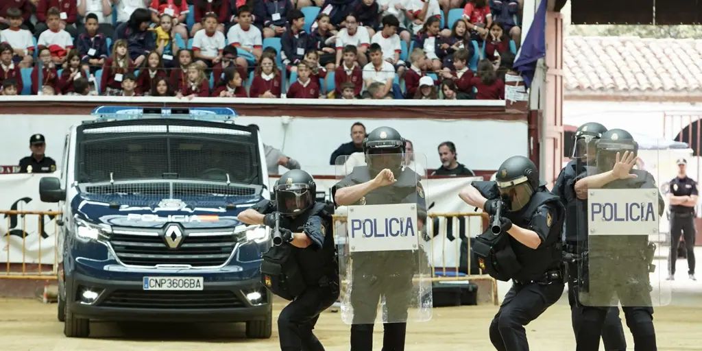 Unos 6.000 niños asisten a la exhibición de medios de la Policía Nacional en la Plaza de Toros de León