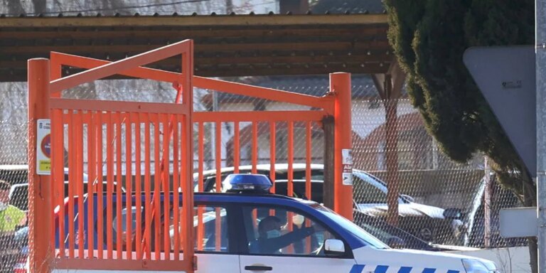 Elude un control de alcoholemia, choca contra una señal y se da a la fuga en Salamanca