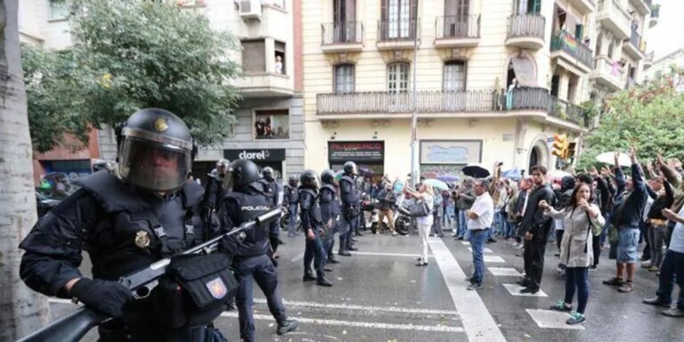 Diez policías acusados por cargas el 1-O en Barcelona piden la amnistía