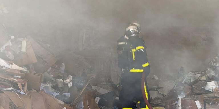Arde una gran nave industrial de papel y cartón en Torrejón de Ardoz