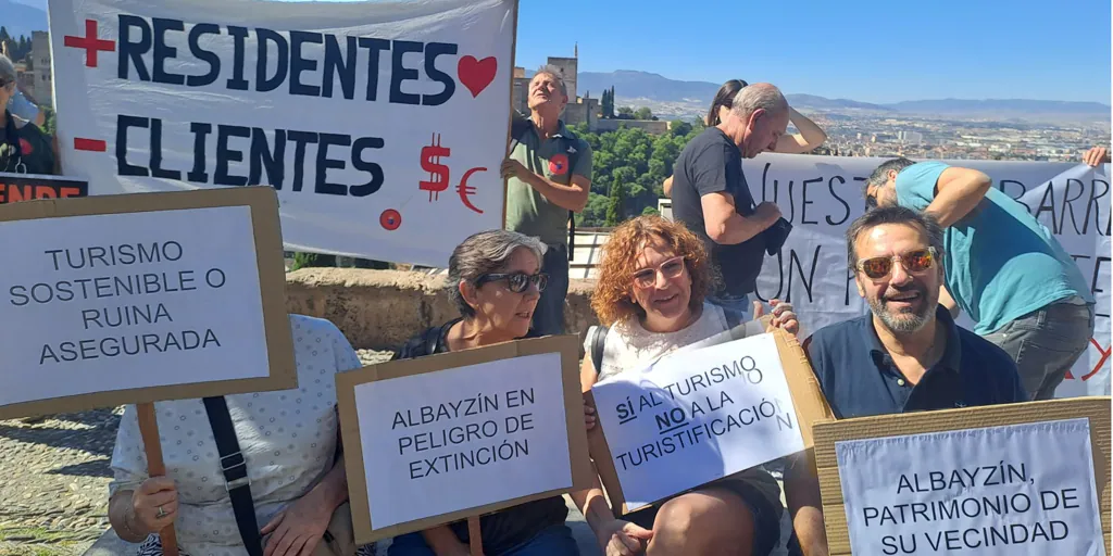 «No nos saques fotos, no soy tu postal», el grito de los vecinos del Albaicín granadino contra la masificación turística