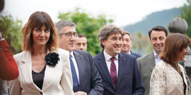 El PSE decidirá los terceros grados a etarras en el Gobierno vasco más amplio de la historia