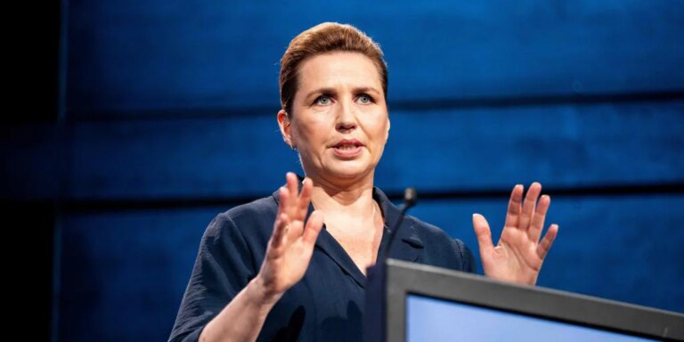 Un hombre golpea a la primera ministra danesa en Copenhague