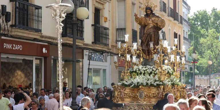 Cálido fervor en torno al Sagrado Corazón de Jesús en su salida por las calles de Córdoba