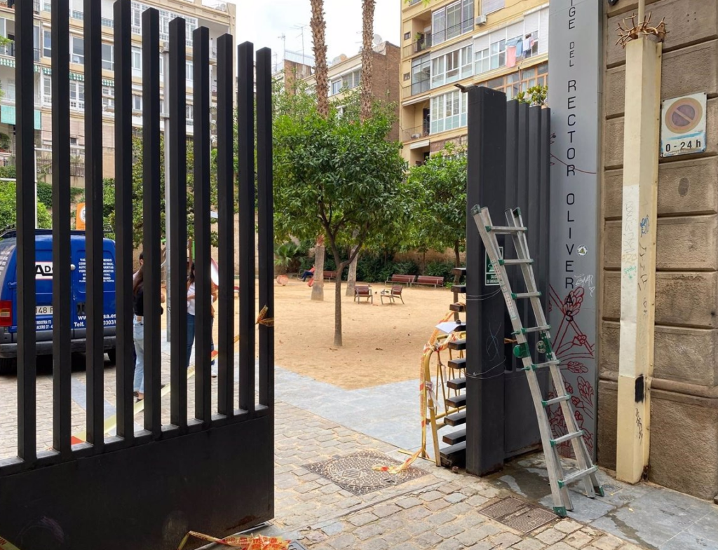 Dos niñas heridas tras caerles una puerta de hierro de un parque en Barcelona