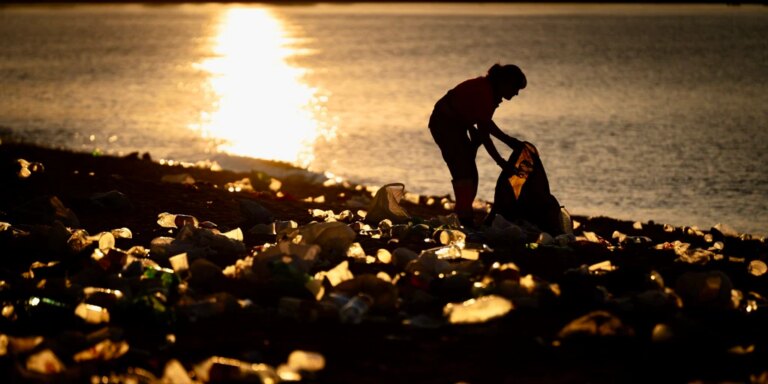 Málaga retira 23 toneladas de basura de sus playas tras la noche de San Juan