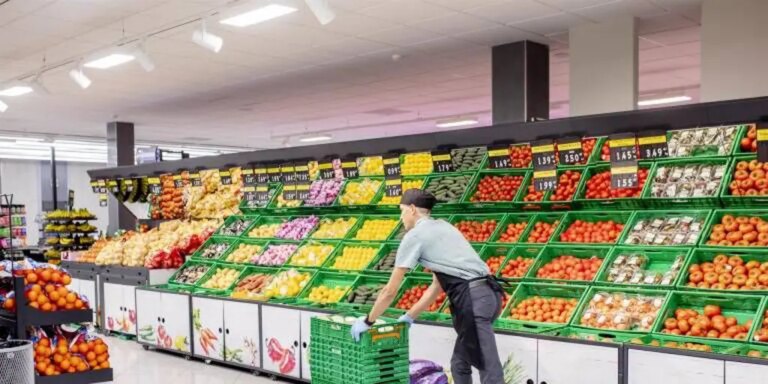 Los supermercados se arman de empleados en la costa para enfrentar otro récord turístico