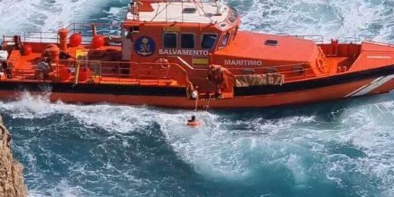 Así ha sido el angustioso rescate de tres menores que cayeron al mar en Almería