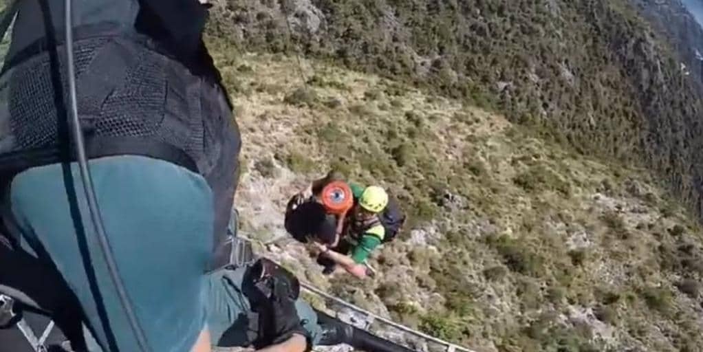La Guardia Civil rescata a un joven senderista perdido en un barranco de difícil acceso en la provincia de Málaga