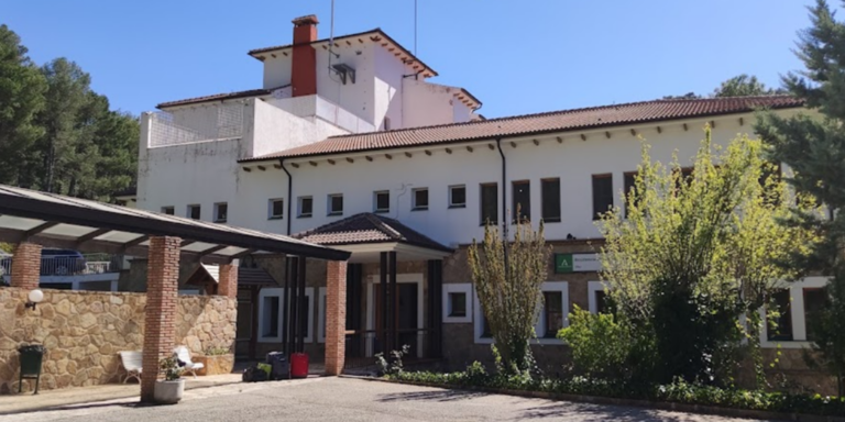 La Junta de Andalucía subasta las residencias de tiempo libre de Granada y Jaén: requisitos para participar