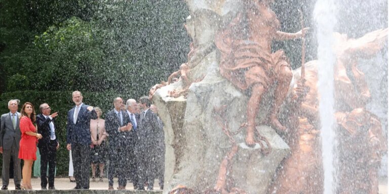 El Rey Felipe VI inaugura la Fuente de Andrómeda tras 80 años apagada