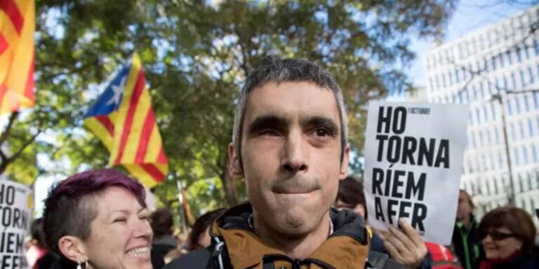 La fiscal pide exonerar a los policías acusados de dejar sin un ojo a Roger Español el 1-O