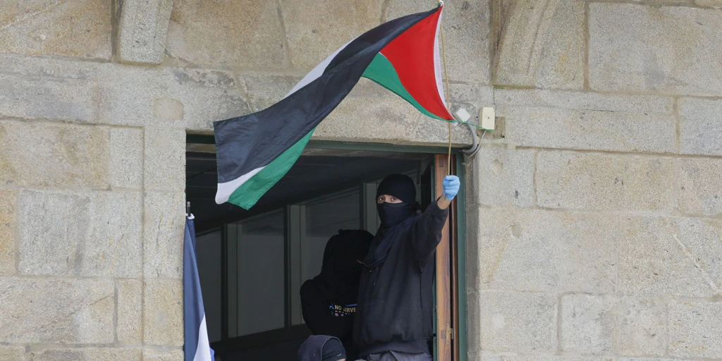 Encapuchados pro-Palestina toman la universidad de Santiago y amenazan con «secuestrar» a una empleada