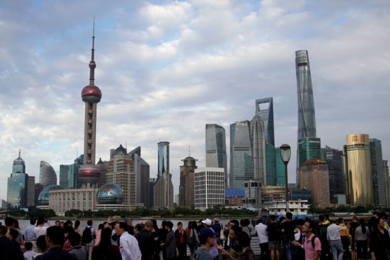 Las ventas minoristas de China superan previsiones, pero la producción industrial decepciona