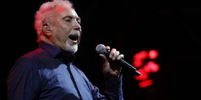 Tom Jones llena de calor la fría noche sevillana