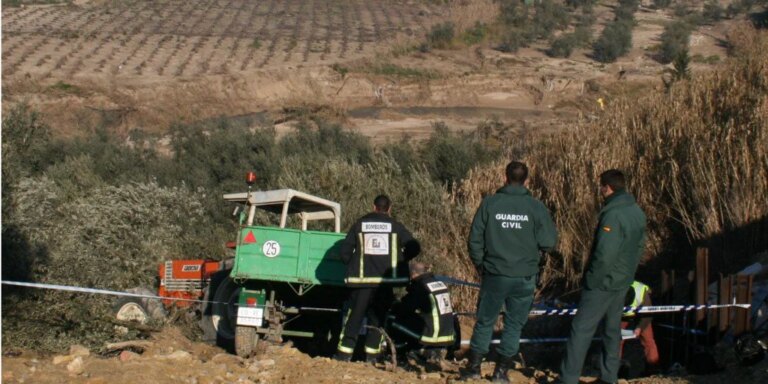 Muere un hombre de 78 años al volcar su tractor en Lucena