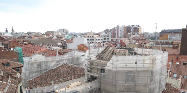 Técnicos de Patrimonio de la Archidiócesis de Valladolid comprueban 'in situ' el estado de los «bienes» de la iglesia de la Vera Cruz de Valladolid