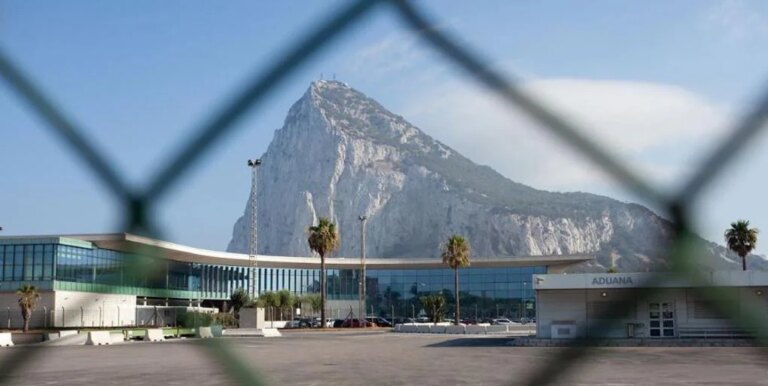 El PSOE que defiende el fin de la Verja se descalabra en el Campo de Gibraltar