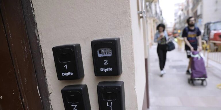 Dos vecinos de Málaga ofrecen estos consejos para impedir los pisos turísticos en tu bloque