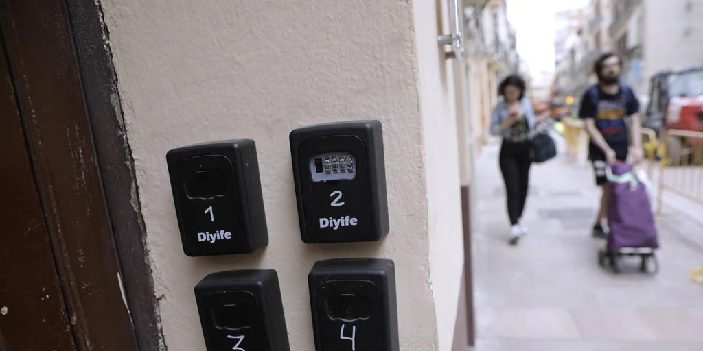 Dos vecinos de Málaga ofrecen estos consejos para impedir los pisos turísticos en tu bloque
