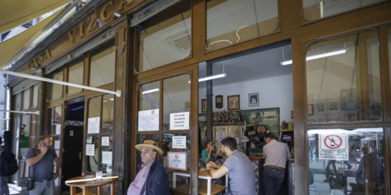 ¿Cómo se puede solicitar el sello de bar emblemático en Sevilla?