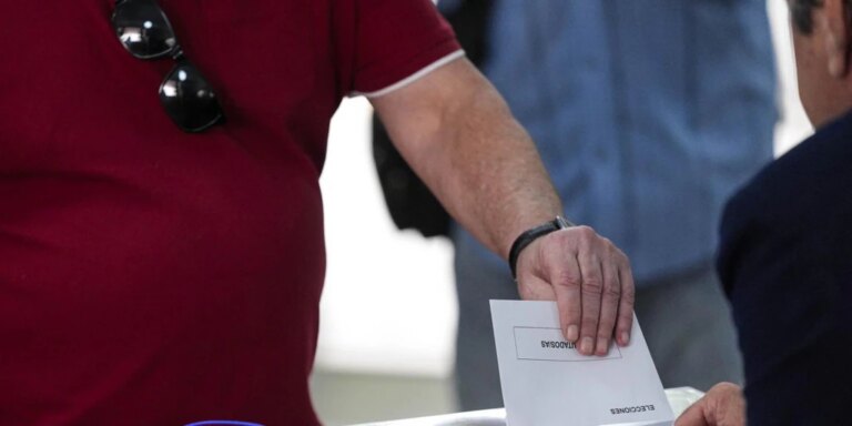 Un colegio electoral de Huelva cierra una hora más tarde porque sólo compareció un miembro de una mesa electoral