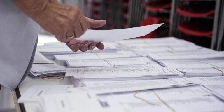 La participación baja 11 puntos respecto a 2019 y se sitúa en el 38,3%