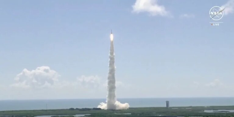 Boeing lanza con éxito la primera prueba tripulada de su nave Starliner