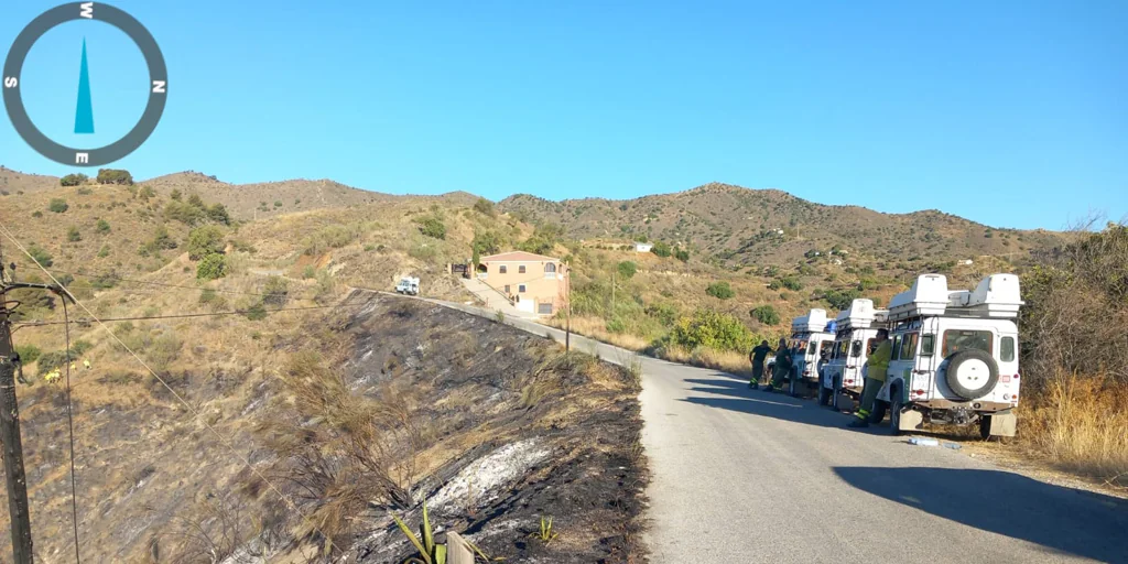 Un incendio obliga a cortar una carretera en Málaga durante la noche
