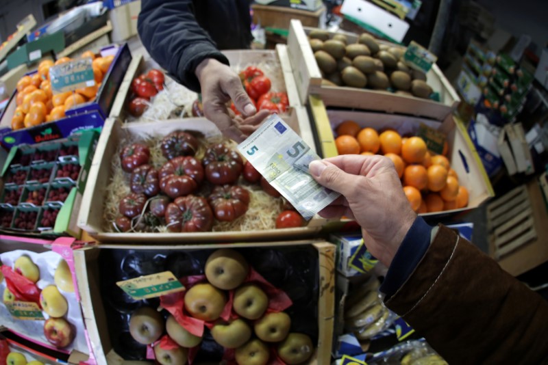 Funcas eleva una décima la media anual de inflación para 2024, al 3,3%, por los servicios