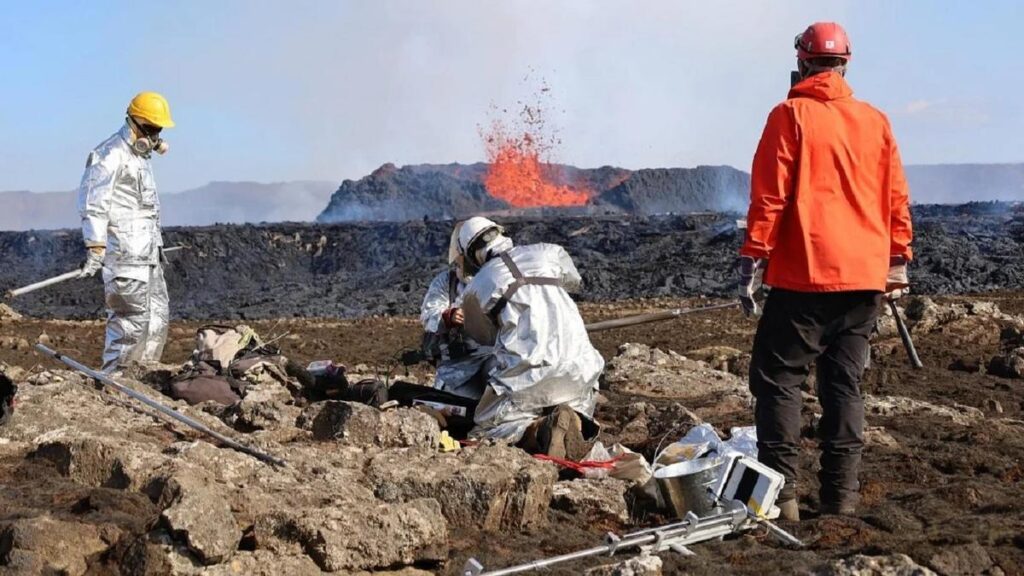 Científicos ante un volcán en Islandia