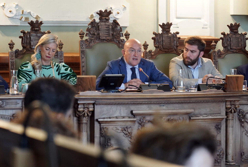 Carnero dice «defender en cuerpo y alma» a Valladolid y el PSOE le tilda de «privilegiado»