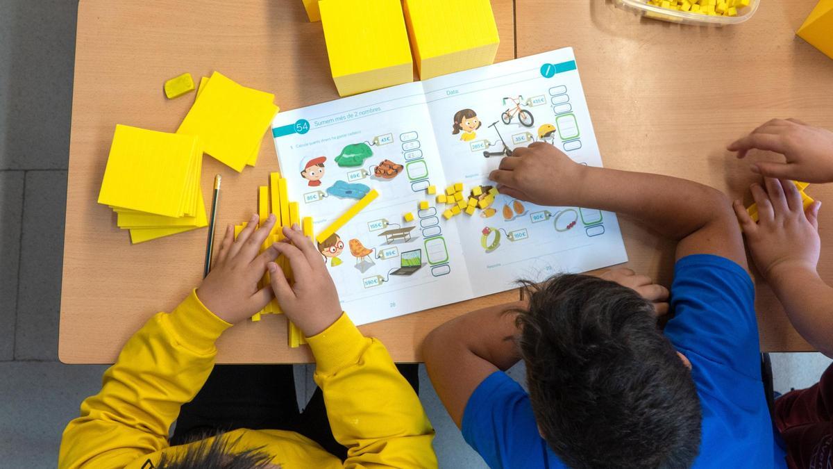 Tres niños aprendiendo matemáticas con las propuestas de Innovamat