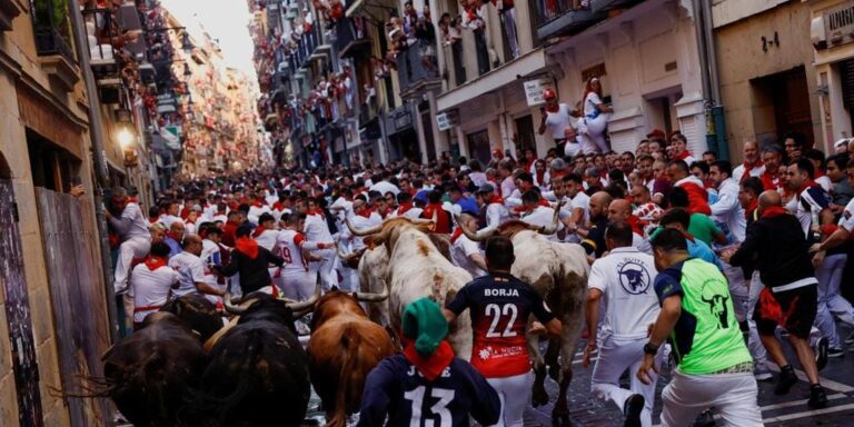 Primer encierro complicado con dos toros sembrando peligro en la plaza