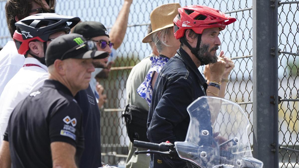 El actor Keanu Reeves, a la derecha, acompañado de Randy Mamola, hoy, en Sachsenring.
